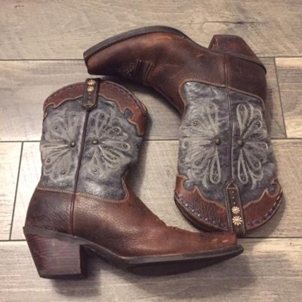 *SOLD*  Women's Ariat Studded Boots